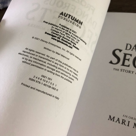 Disney Frozen 2: Dangerous Secrets: The Story of Iduna & Agnarr paperback book - Picture 2 of 5